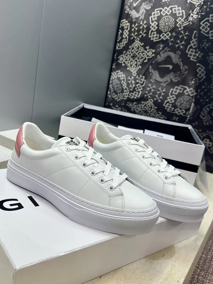 Plant prices: Female size Men+20 Top GIVENCHY 2026Spring and summer's classic couple money with four seasons of leisure shoes. The Kifansi alphabet.logoThe hardware is tied to the bottom of the round and the colored sports skateboards. Material:I'll import a cow's skin on my shoe.+In the skin of the watered cow.+Original OpenTpuOtsumi! Size: Female size35-41(40.41Custom without re-offer) Men38-46(38.45.46Customize or not change）