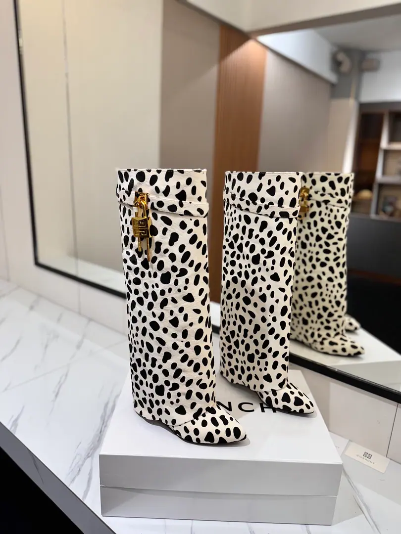 Counter-grade custom version GIVENCHY❷0❷❹/𝐒𝐒 𝐧𝐞𝐰 New high and boots., Marketed maximum version Kifanshi. Lock button The whole fashion circle.‼️ Original development shoe super-generate ‼️Highest Return Shoes ‼️ It's very packaged. Thin. Advanced Super cozy. ‼️ Shoe.: Horse fur. Uchi.: Cowskin. Customize private template logoLogoLock button The buttons are pure silver., Pure gold., The gold and silver mix., Just put the notes on the list. Heel.: Private Templates He's tall.8.5cm Otsumi!: That's a big import. Codes: 35-40【34.40/41:42/Custom without re-offer】