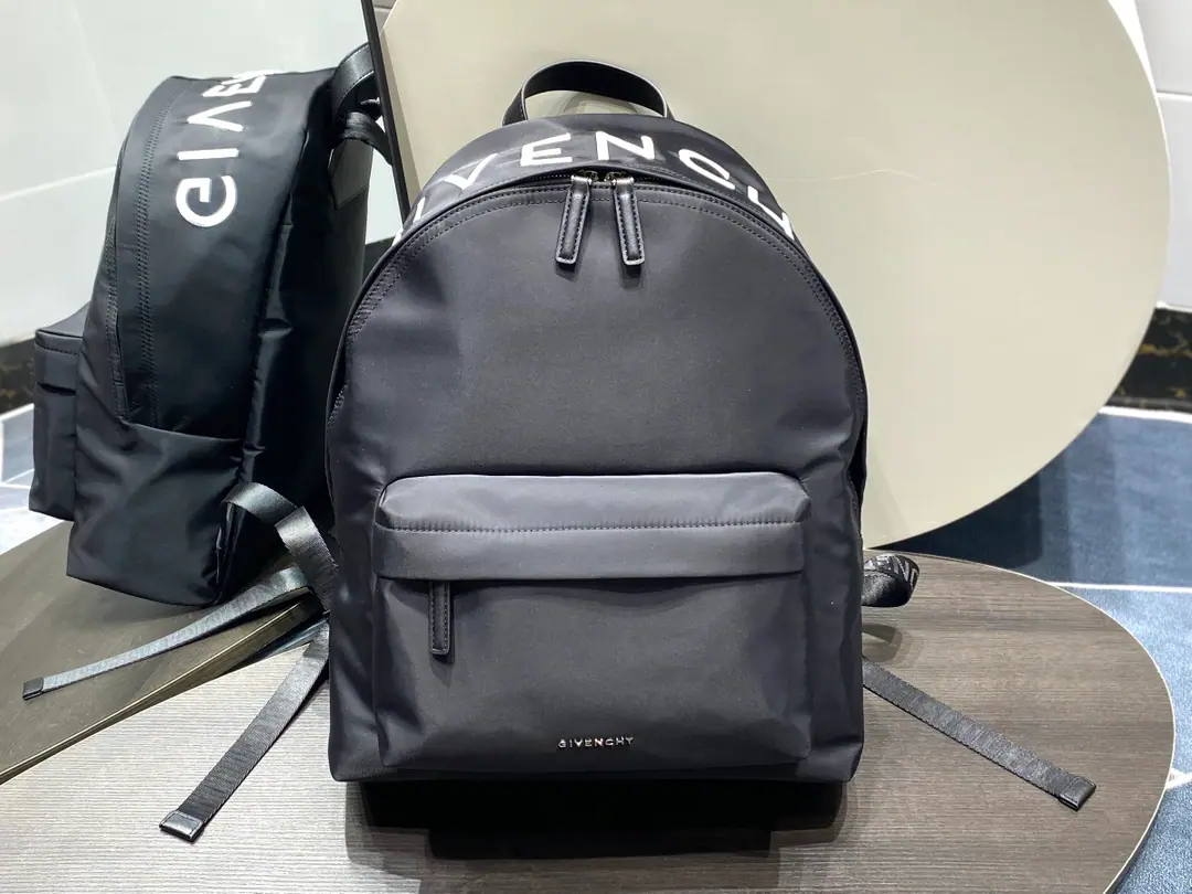 Batch Top First Class France🇫🇷GIVENC*Y Ki-ho.*Heath. Double shoulder backpack. Synchronise update of cabinet, Men and women with a gender-neutral temperament, The nylon fabric is made with a cow skin., The reticence is good., Different from the market., The hardware is not marketed in gold., A comparison of the silver in the cabinet.. Dimensions: 35x9x45cm