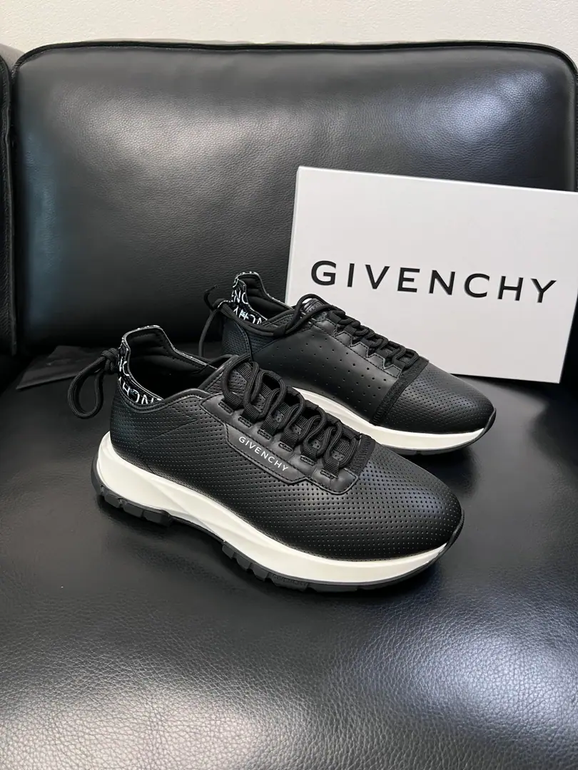 ⚠️Just change the code and don't back off.⚠️ Givenchy High Quality Kifanshi. Top-level craft The cabinet is new., The shoes are for the pastry., Imported rinded cattle mats., Shoes under the sole.: The original plant is used for the original base., It's super comfortable to be a sole-acting base., The original factory and the single., High Quality, Welcome to the comparison., Codes 39-44