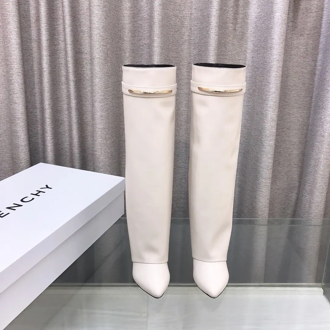 Top Version（Make a deal.） GIVENCHYKifanshi.SharkThe new series of straight boots with a pair of leather boots. ✨Original1:1Development, The legs are covered with leather beams., With a metal clip, carved.GIVENCHY LOGO, Pointy-heading shoes., Straight boots., Designing 100 sets., The layout's comfortable., Cover the slopes and...9.5cm ✨Fabulous.: Cow leather., Liner: Lamb leather. ✨Codes: 35～42