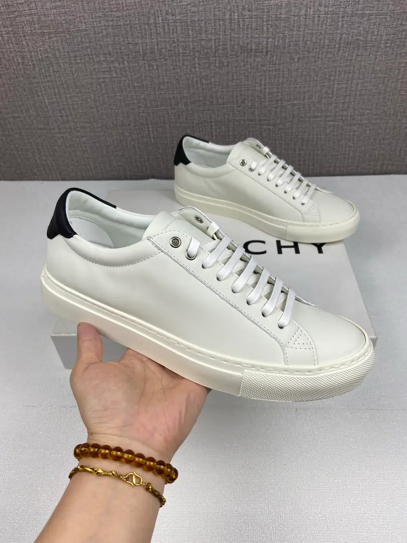 Sell(Couple money.) Match: Women36 －39Men38One.44(35, 45, 46Do it.) Soft cow leather low gang sneakers. Urban StreetSeries Precision Department Money Back up and back.GIVENCHY Paris LOGO Leather inside., I'm not sure.GIVENCHY Paris LOGOStamps Flexible and comfortable.