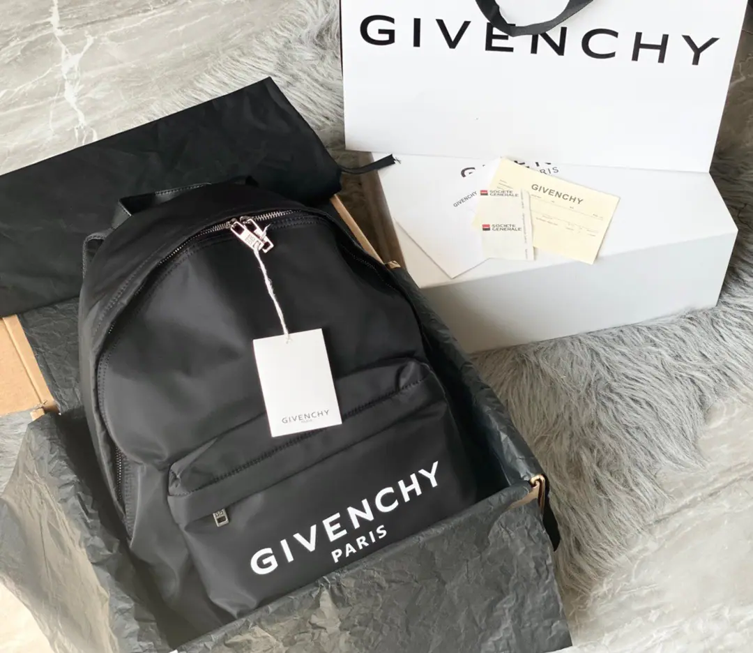 Batch Top First Class France🇫🇷Gifani's double shoulder bag. Synchronise update of cabinet, Men and women with a gender-neutral temperament, The nylon fabric is made with a cow skin., The reticence is good., Different from the market., The hardware is not marketed in gold., A comparison of the silver in the cabinet.. Dimensions: 35x9x45cm