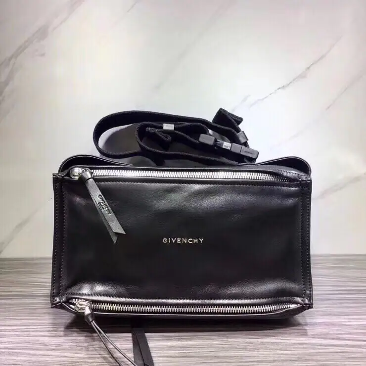Batch. GIVENCHY The Chifanzi male slashed his chest./Single shoulder bag.（size: 30x15x12cm）I'm tired of my shoulder bag.？Then try it., Quietly., It's a big, big capacity.. Customized cattle skin, Soft and cozy., Inside is the liner.. Shoulder length is the most adaptable92cm