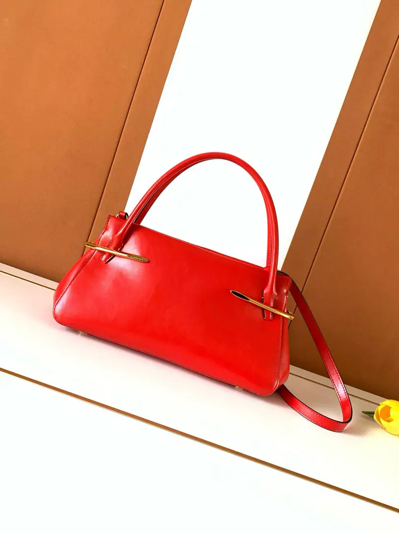 Batch. ［New paragraph］GIVECH*Y🇫🇷pinchHandbag.👜 PinchAs the new designer,SarahBurtonFirst bag after taking up office, It's like a sculpturing of grace and excellence in the bones., The wrapping lines are clean., It's a unique building beauty.. The gold clips are more delicate and sharp.～ Search the number.: 19051 Dimensions: 32*12.5*