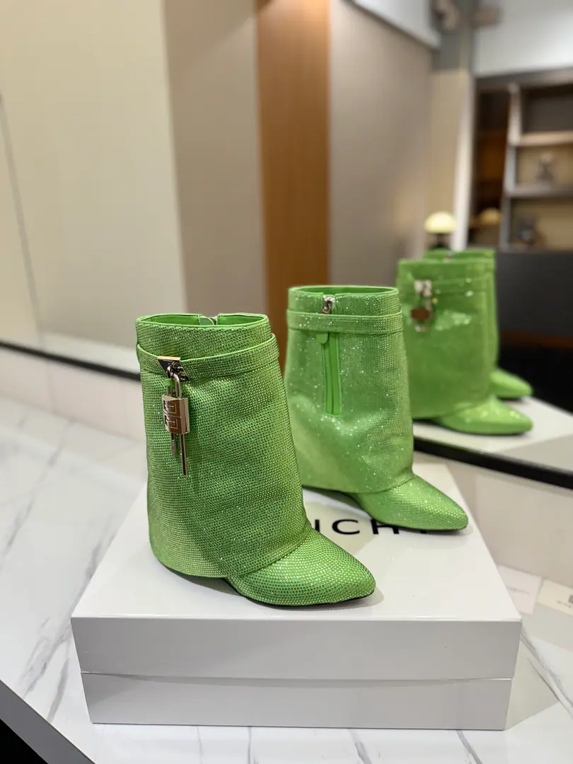 Counter-grade custom version GIVENCHY2026/𝐒𝐒 𝐧𝐞𝐰 The new Au Xiao is a high and short boot., Marketed maximum version Kifanshi. Lock button More than 30,000 diamonds. The whole fashion circle.‼️ Original development shoe super-generate ‼️Highest Return Shoes ‼️ It's very packaged. Thin. Advanced Super cozy. ‼️ Shoe.: Import over-floating（💯The cold and the damp can't get rid of the drill.👍） Uchi.: Cowskin. Customize private template logoLogoLock button The buttons are pure silver., Pure gold., The gold and silver mix., Just put the notes on the list. Heel.: Private Templates He's tall.8.5cm Otsumi!: That's a big import. Codes: 35-39【34.40/41:42/Custom without re-offer】