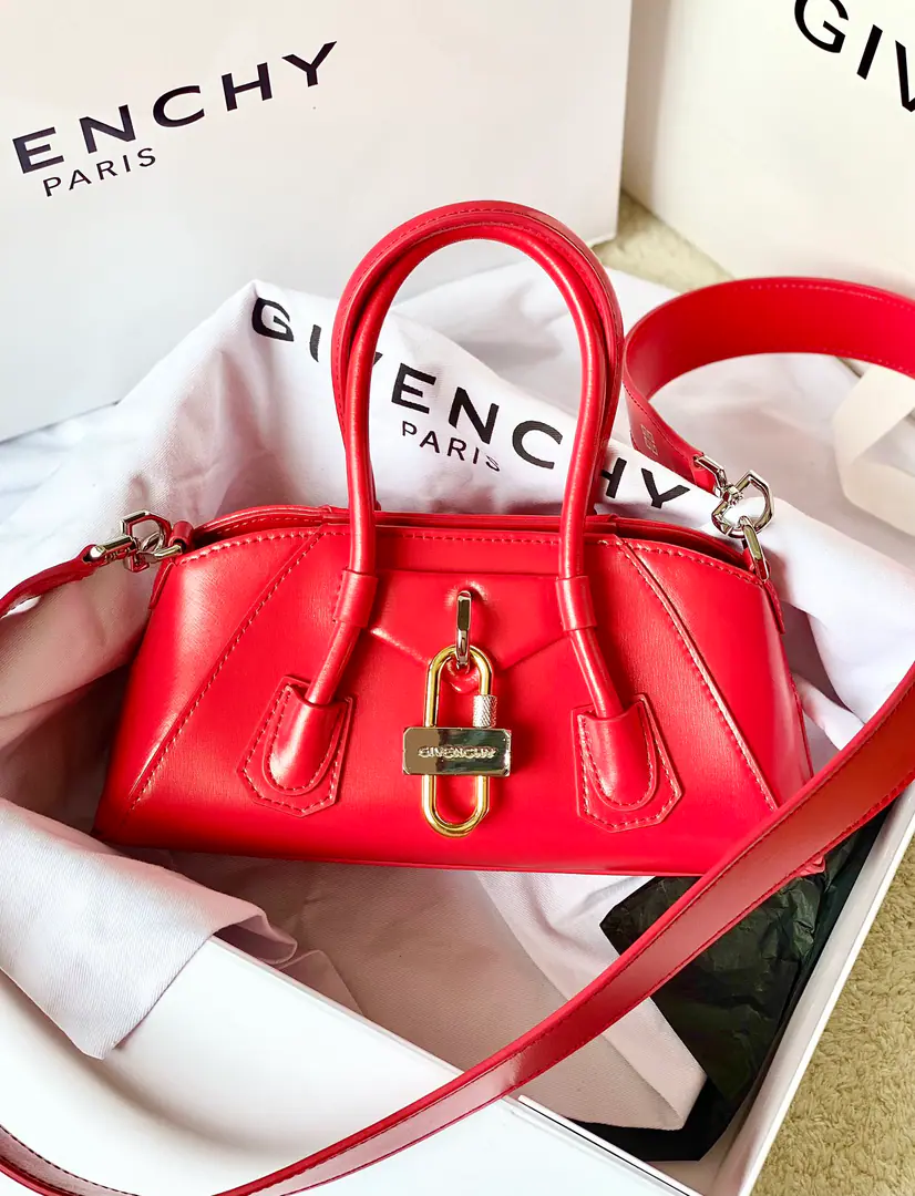 Batch 🇫🇷French.GThe latest mini-middle.Antigona stretchHandbag., It's a silver and gold all-skinned hardware., DisassembleableLOGOPut your shoulder belt on., ♪ Skin of a cow ♪, High-level, high-quality., Simple and fashionable., We're taking a variety of social occasions into consideration.🥂 Dimensions: 22*12*8