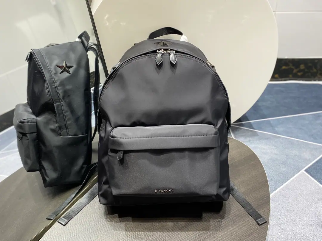 Batch Top First Class France🇫🇷GIVENC*Y Ki-ho.*Heath. Double shoulder backpack. Synchronise update of cabinet, Men and women with a gender-neutral temperament, The nylon fabric is made with a cow skin., The reticence is good., Different from the market., The hardware is not marketed in gold., A comparison of the silver in the cabinet.. Dimensions: 35x9x45cm