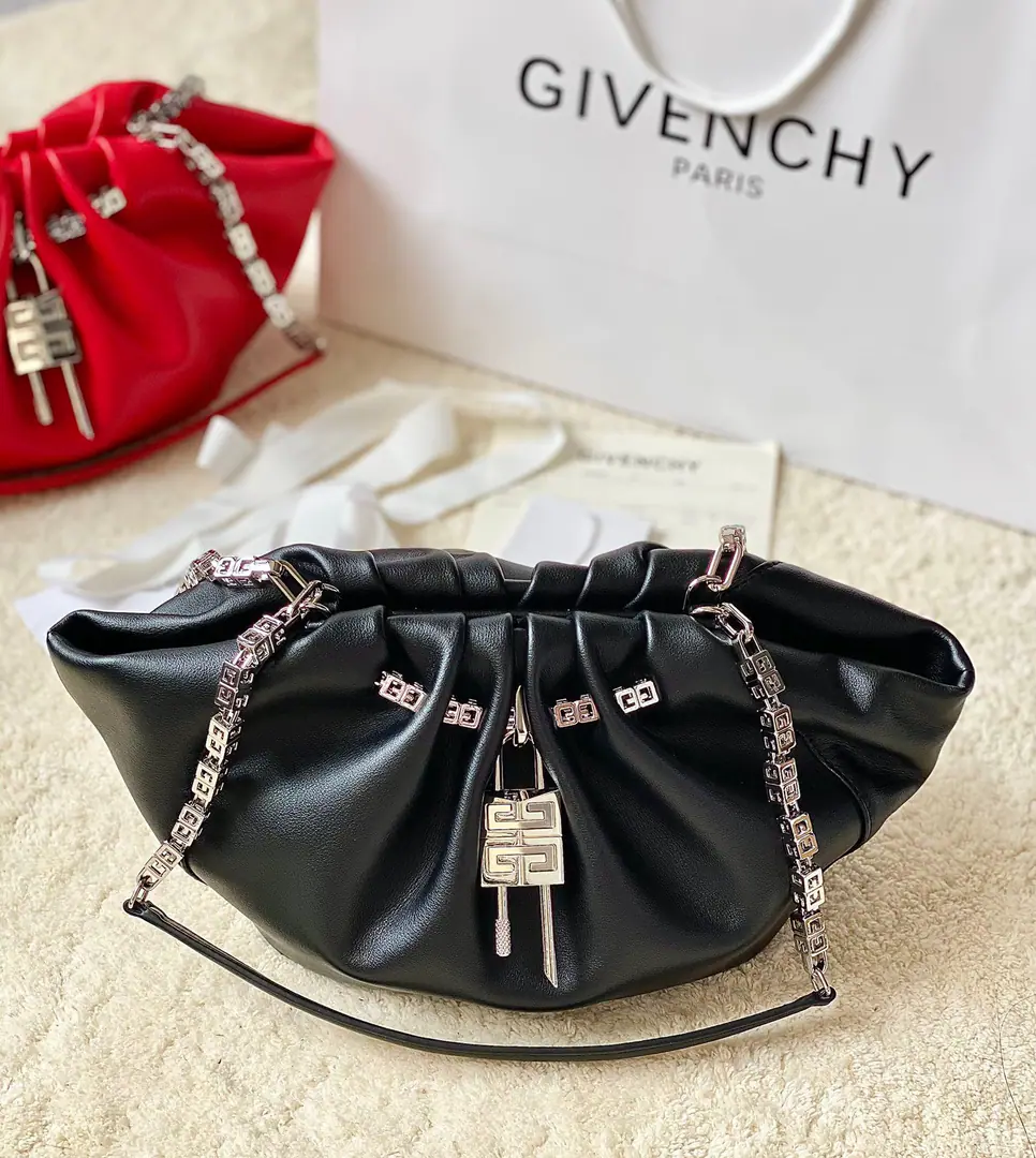 Batch The top Van Hee new.KennyBag💌 The first time I saw this chain, I loved it at first sight. This bag is...GivenchyIt's for the best. KendallJennerLet's go.MetGalaDesigned, So we're calledKenny Bag. It's a little bit like a cloud bag., Added.GivenchyThe sign.GChains andLogoLock button, Gossip Girl.. In the skin of a sheep., My hands are soft and my life is so cool and full of it.!!I'm sure it is.Smallsize But the capacity is absolutely white. Magnetic button opening, It's tight., Don't worry about safety. Dimensions:Long32xHigh22xKuan17CM