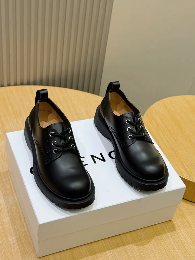 GIVENCHYLeather-cuther leather-dope shoes. Metal possum. The front side is shaped in a stereo.GIVENCHY LOGO The back of the shoe is embedded in the back of the shoe.GIVENCHY LOGOPumped-flashed-underside., PressGIVENCHY LOGO Thickness of sawing. It's particularly comfortable. Size: 39-44（38.45.46Do it.)