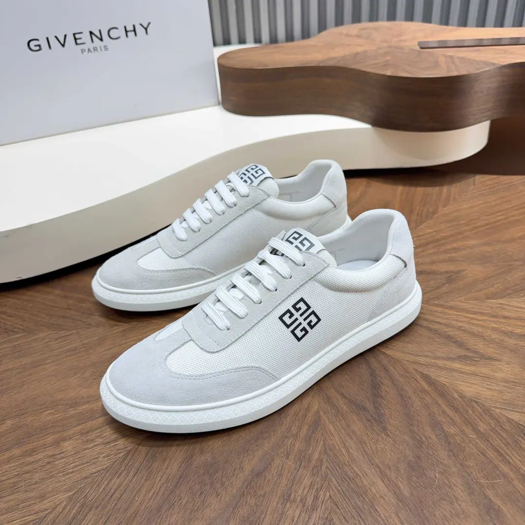 Givenchy/Kifanshi. New man leather swipes sneakers. This sneaker uses soft net-faced shoes., It's delicate., Stylishly soft and flexy., Embedded hidden suture details, The side of the dress has a brand name.logoLetter logo. It's a classic pair of double-coloured rubber shoes., Empty glue bottom suture process, It's not gonna get out of there., Comfortable and light and less shock.. The same shoe-faced shoe with a tongue.4G logoMarking, To show the spirit of the Brahma., It's a pair of cattle and skin., The logo, the cow's skin and foot., Four seasons., The upper foot is comfortable.！Full packaged dustproof bags！ Codes: 39-40-41-42-43-44（38.45Make a reservation.）