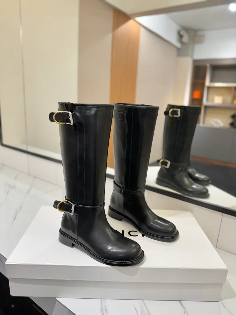 Counter-grade custom version GIVENCHYKifanshi. VoyouSeries Knight's boots. Marketed maximum version👍👍👍 Kifanshi. Lock button The whole fashion circle.‼️Seconds grow into legs.🫰🫰🫰 Original development shoe super-generate ‼️Highest Return Shoes ‼️ It's very packaged. Thin. Advanced Super cozy. ‼️ Shoe.: Powder skin. Uchi.: Cowskin. Customize private template logoLogoLock button Heel.: Private Templates He's tall.3cm Otsumi!: That's a big import. Codes: 35-40【40/41:42/Custom without re-offer】