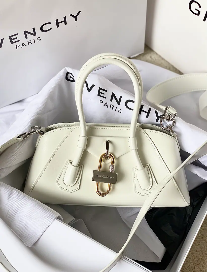 Batch 🇫🇷French.GThe latest mini-middle.Antigona stretchHandbag., It's a silver and gold all-skinned hardware., DisassembleableLOGOPut your shoulder belt on., ♪ Skin of a cow ♪, High-level, high-quality., Simple and fashionable., We're taking a variety of social occasions into consideration.🥂 Dimensions: 22*12*8