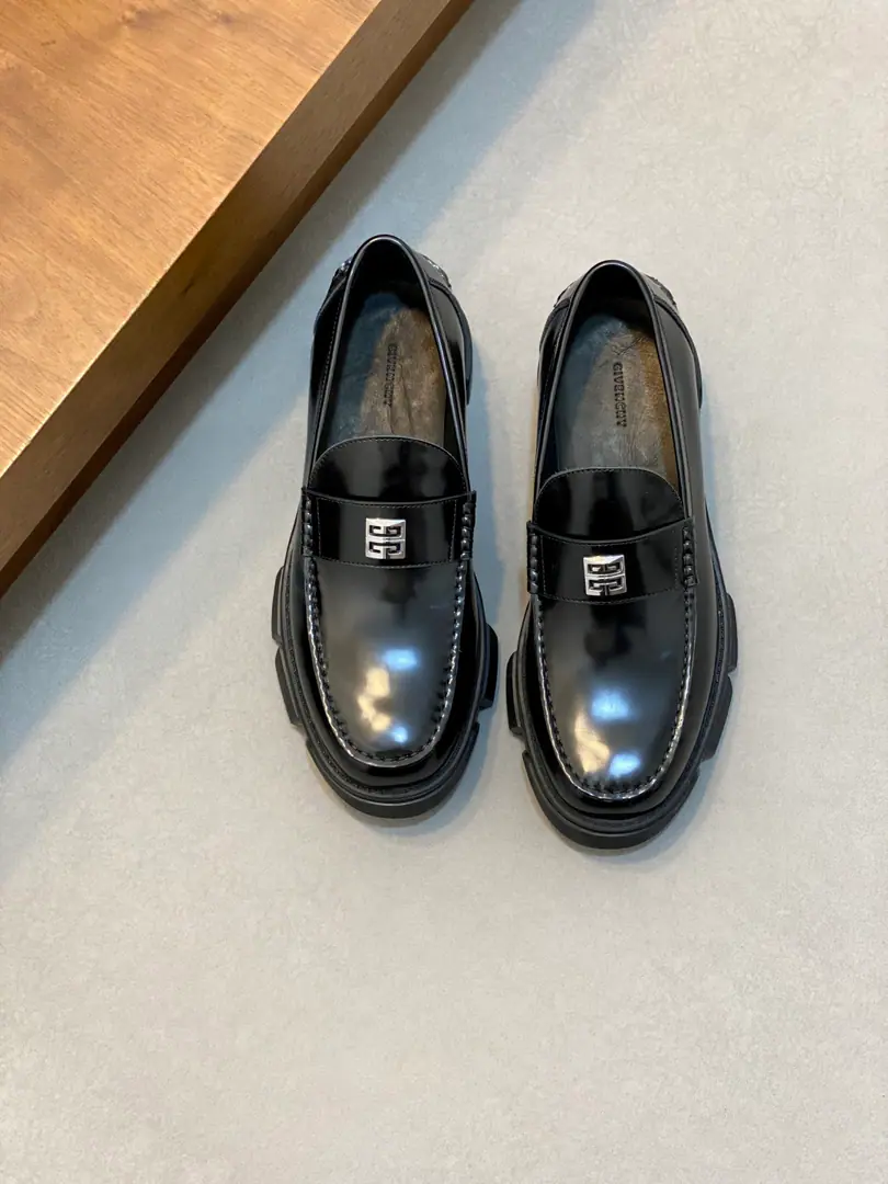Givenchy show Men's leisure shoes. •The skin of the cow is a bead with leather boots painted. ShowSeries •Comfortable and lined shoe. •Gold-faced metal hook eye buttons. • Shoe-tucking.GIVENCHY LOGO, The heel behind the soles of the shoe.GIVENCHY LOGOPump flowers. Backstamp.4G LOGO •Rubber thick bottom •Leather inside., PressGIVENCHY 4G LOGO Size:39-44(38.45 Custom）