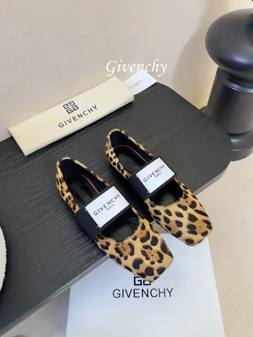GivenchyThe same thing as the Qifan Shinan.Sliced SquareA ballerina flats. The superstar fashion masters grow grass. Cutting Head, Easy and elegant.. It's a combination of style and extreme comfort., Flexure tape”GIVENCHYPARIS“Marking, Personality.. With skirts and suit and panty pants., It's perfect for the grace of ballet shoes in different styles., Take pictures of the film. The shoes were imported in original form and painted./Mirror cow skin., I'll put my foot on the skin inside., ItalyAThat's a big one.Size: 35-41（40.41I'll make sure I don't change it.）