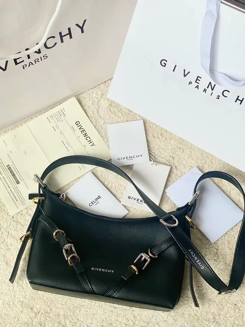 Batch. Top First ListGivench*VoyouPut the armpit in your bag. Newly introduced latest handbagVOYOU, You're the only one who can do it.🤔Soften leather, Packet Simple, It's light and heavy. Shoulder belts can be adjusted at will. With cool, bike wind., It's a blast. It's a good-looking one. A proper dimpled Godpiece.+It's extremely functional.‼️ Dimensions: 24*18*3.5 Search the number.: 19928