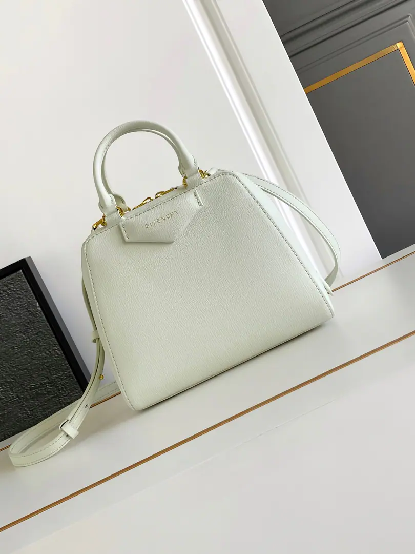 Batch. 🇫🇷GThe latest in the morning and autumn.Anyigona CubeHandbag., All steel hardware., Original factory skin, You can carry it., From commute to party., One pack is done., Fashion is a lot more than a couple of days.75！size: 13*19*22