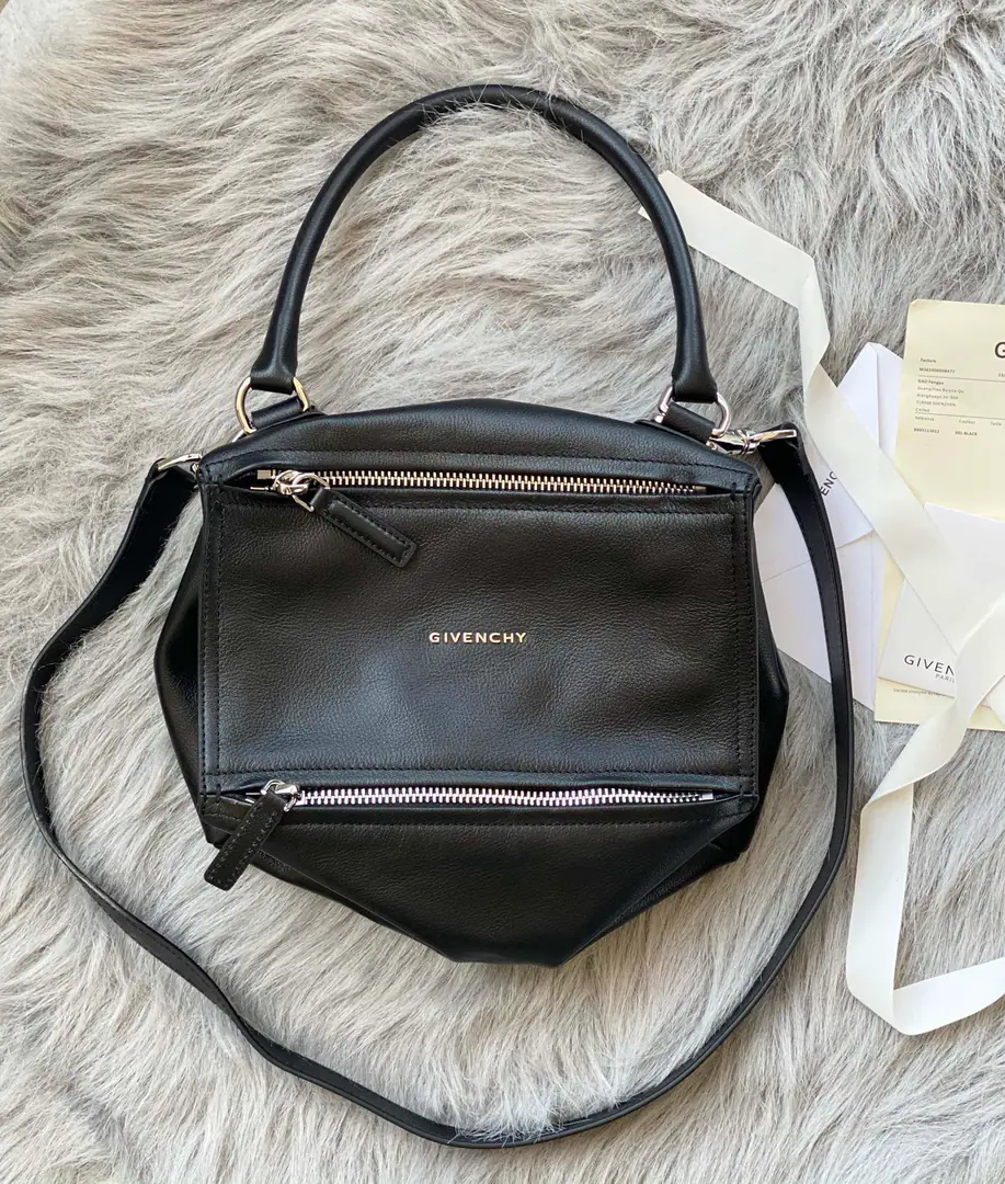Batch. 🇫🇷GPandora., It's like a magic box.！A bag can fill up a lot of things.！There's a lot of layers.🤟It's a big one.🥰 Medium Size: 27*15*17 Search the number.9919