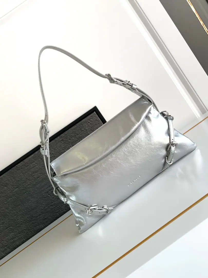 Batch. Kifanshi.❤️Newest.Voyou Ptit ♪ The fluffy armpits covered with clouds and pillow bags ♪, Soften leather！All steel hardware.！♪ Hold it like a cloud ♪, Soft and soft and soaked., You can hold it with your hands and your shoulders., It's a new item with a treasure. Dimensions: 32*15*9.5