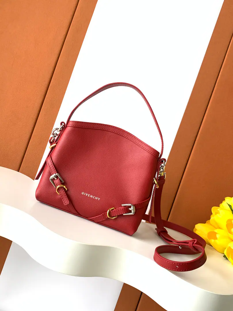 Batch. Givench*Voyounano Newly introduced latest handbagVOYOUnano, You can have all the lovely bags.！The original cow skin., A whole steel set of hardware., zpDevelopment！Come and plant the grass.✅ nanoDimensions: 19*18*4 Search the number.: 19926