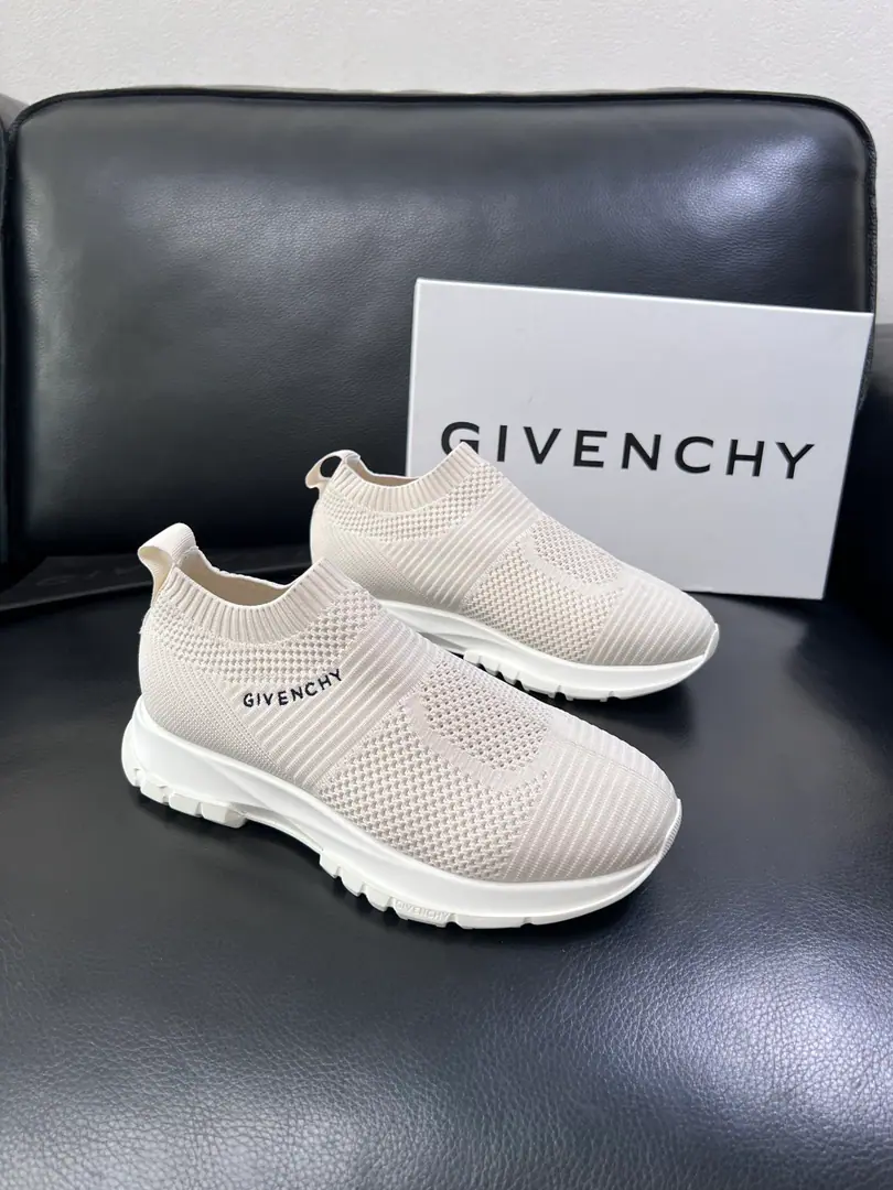 ⚠️Just change the code and don't back off.⚠️ Givenchy High Quality Kifanshi. Top-level craft The cabinet is new., The shoes are for the pastry., Imported rinded cattle mats., Shoes under the sole.: The original plant is used for the original base., It's super comfortable to be a sole-acting base., The original factory and the single., High Quality, Welcome to the comparison., Codes 39-45