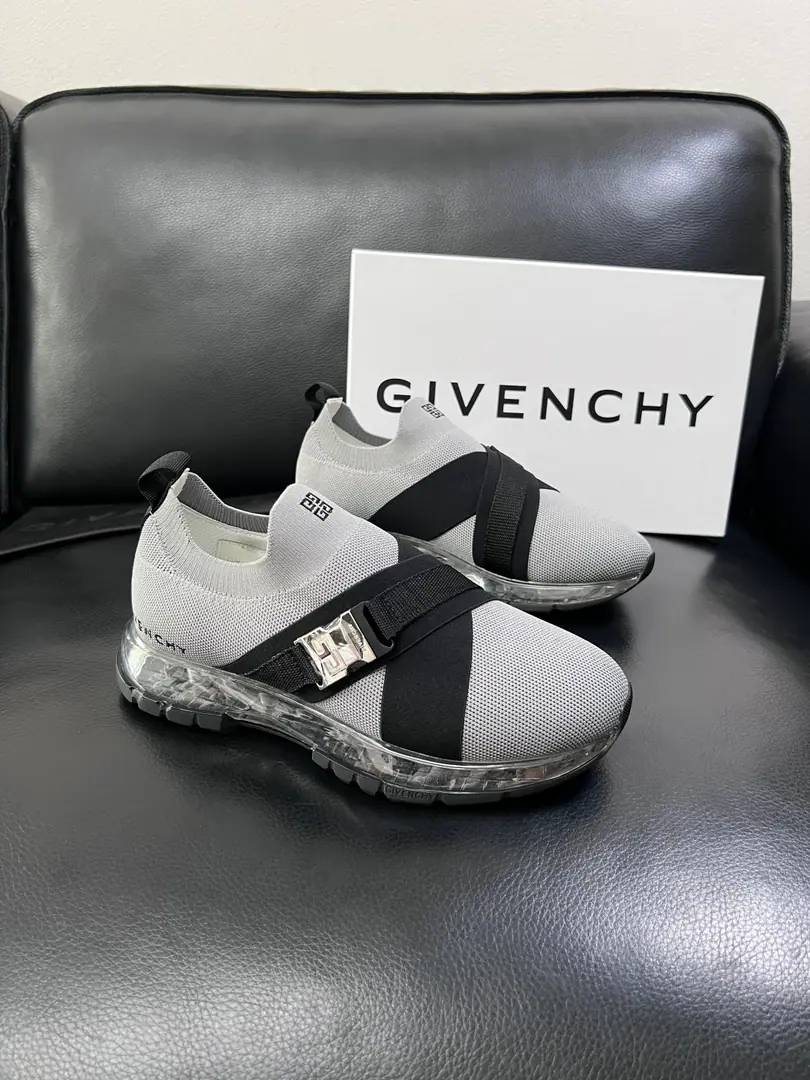⚠️Just change the code and don't back off.⚠️ Givenchy High Quality Kifanshi. Top-level craft The cabinet is new., The shoes are for the pastry., Imported rinded cattle mats., Shoes under the sole.: The original plant is used for the original base., It's super comfortable to be a sole-acting base., The original factory and the single., High Quality, Welcome to the comparison., Codes 39-45