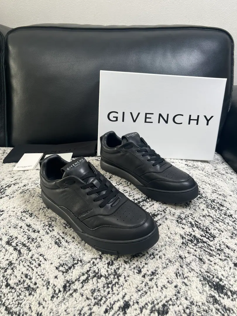 Givenchy High Quality Top-level craft Kifanshi. Synchronize original plant configuration, Italian imports of cattle and flour., A private model of the whole shoe parts., Soft and cozy web-painted mats., Shoes under the sole.: The original factory is super comfortable with the original., The original factory and the single., Codes 39-44 (Make a reservation. 38 45 )