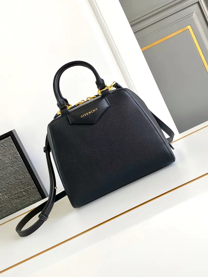 Batch. 🇫🇷GThe latest in the morning and autumn.Anyigona CubeHandbag., All steel hardware., Original factory skin, You can carry it., From commute to party., One pack is done., Fashion is a lot more than a couple of days.75size: 13*19*22