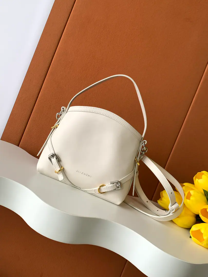 Batch. Givench*Voyounano Newly introduced latest handbagVOYOUnano, You can have all the lovely bags.！The original cow skin., A whole steel set of hardware., zpDevelopment！Come and plant the grass.✅ nanoDimensions: 19*18*4 Search the number.: 19926