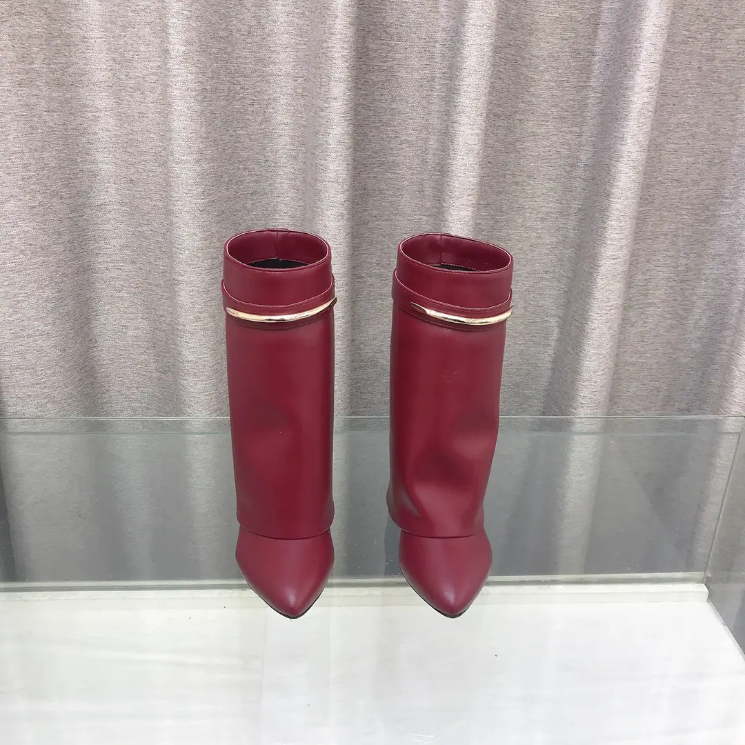 Top Version （Make a deal.） GIVENCHYKifanshi.SharkThe new series of straight boots with a pair of leather boots. ✨Original1:1Development, The legs are covered with leather beams., With a metal clip, carved.GIVENCHY LOGO, Pointy-heading shoes., Straight boots., Designing 100 sets., The layout's comfortable., Cover the slopes and...9.5cm ✨Fabulous.: Cow leather., Liner: Lamb leather. ✨Codes: 35～42