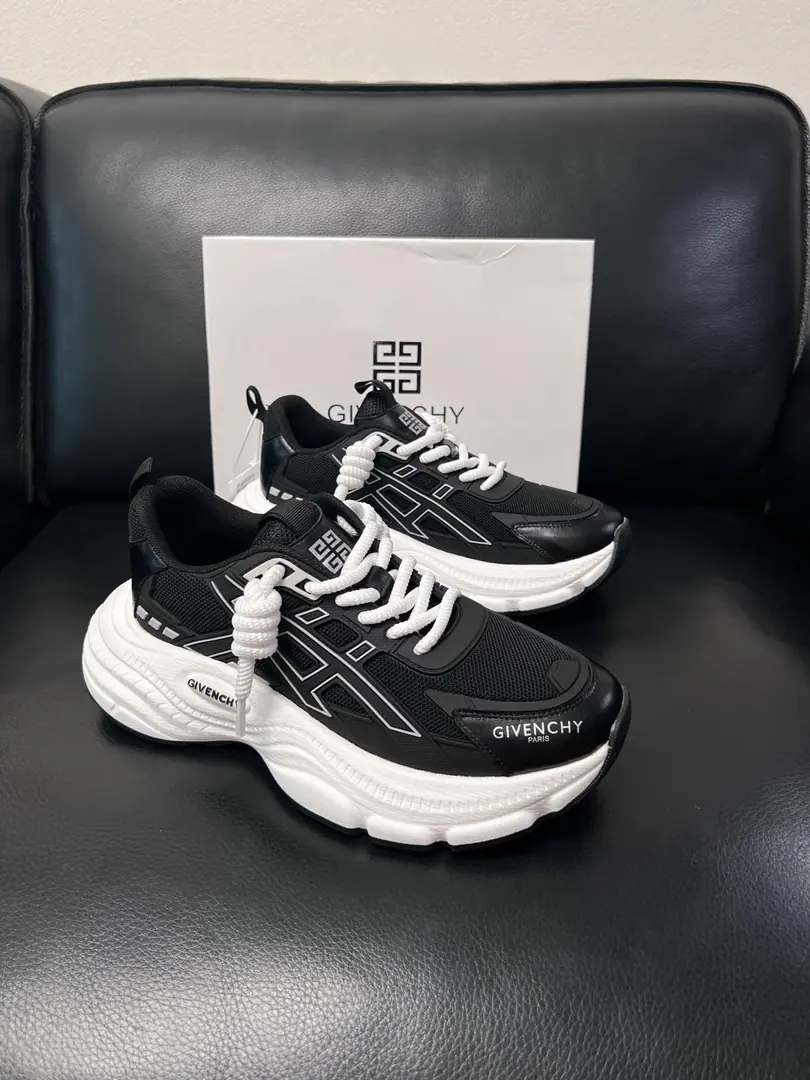 Givenchy High Quality Top-level craft Kifanshi. Synchronize original plant configuration, Italian imports of cattle and fabrics., A private model of the whole shoe parts., Soft and cozy web-painted mats., Shoes under the sole.: The original factory is super comfortable with the original., The original factory and the single., Welcome to the comparison., Codes 39-44 (Make a reservation. 38 45 )