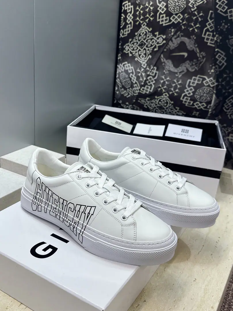 Plant prices: Female size Men+20 Top GIVENCHY 2026Spring and summer's classic couple money with four seasons of leisure shoes. The Kifansi alphabet.logoThe hardware is tied to the bottom of the round and the colored sports skateboards. Material:I'll import a cow's skin on my shoe.+In the skin of the watered cow.+Original OpenTpuOtsumi! Size: Female size35-41(40.41Custom without re-offer) Men38-46(38.45.46Customize or not change）