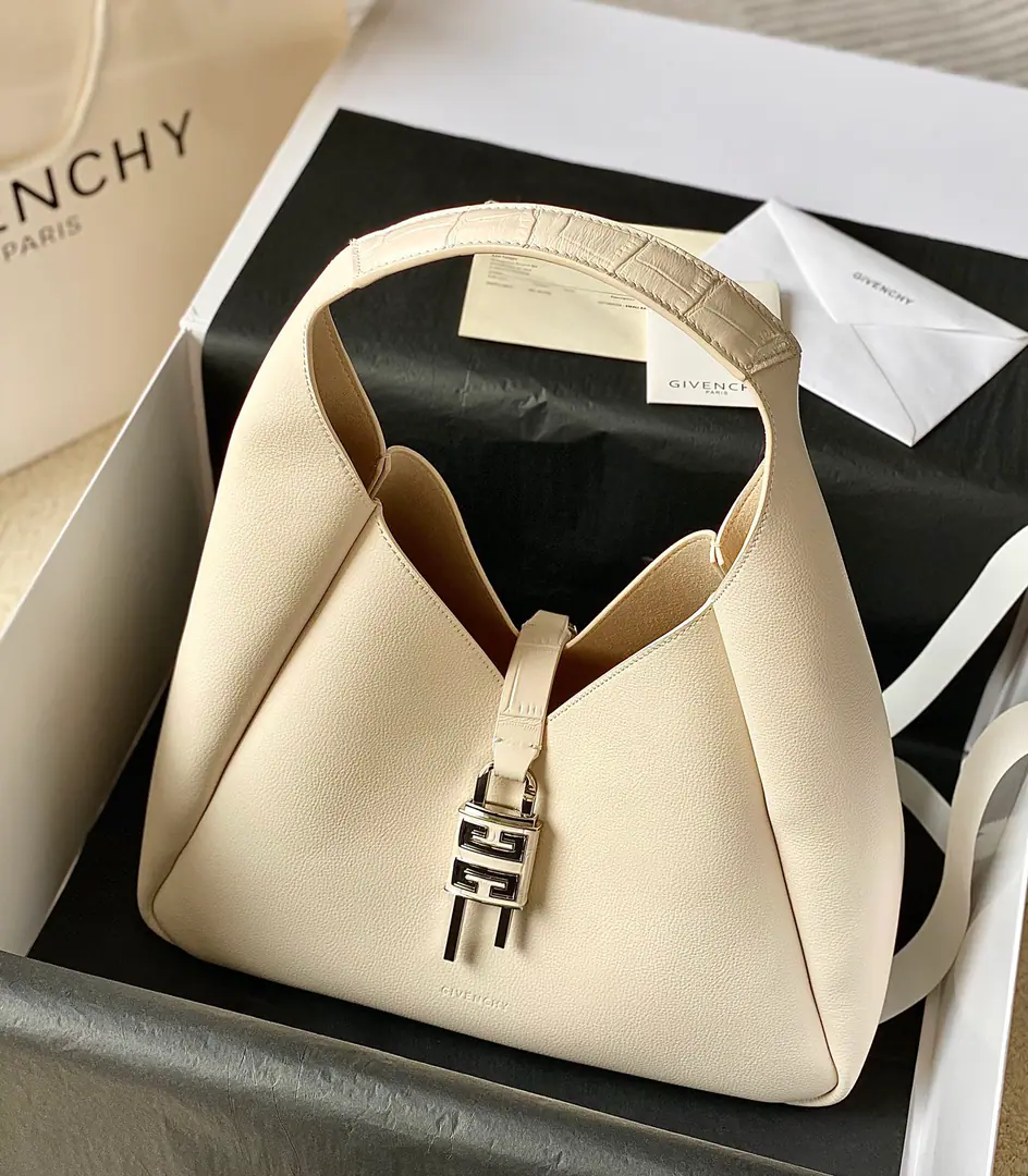 Batch GivenchyThe Chifanshi Summers New Money.G-HOBOHandbag. You can't not be unaware of the new money. 4GHang on., The vagrant bag type. It's a great sense of excellence. It's practical and practical. The whole thing is full of calf skin. It's a very high quality. The handle and the button. Cow skin crushing alligator skin. Search the number.: 19926. Dimensions:31*15*43
