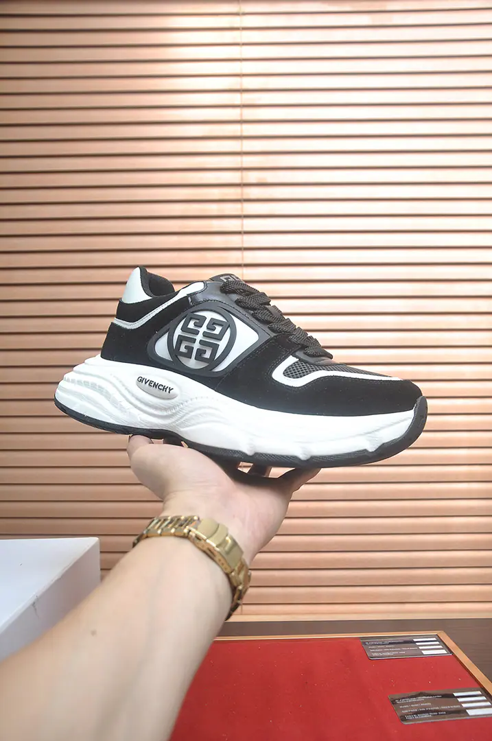Get out of the factory. 【GIVENCHY.Kifanshi. 】The counter is being sold simultaneously.🔝Shoe.: Italy🇮🇹Imported branded bouquets🌫 It's so luxuries., The air-nets are combined with a double layer., My feet are comfortable., Shoes under the sole.: The original plant is designed for the foaming base of the rubber., Easy., Comfortable., You can come in and out of the counter. Codes38-45（45Custom）Box wrapping.