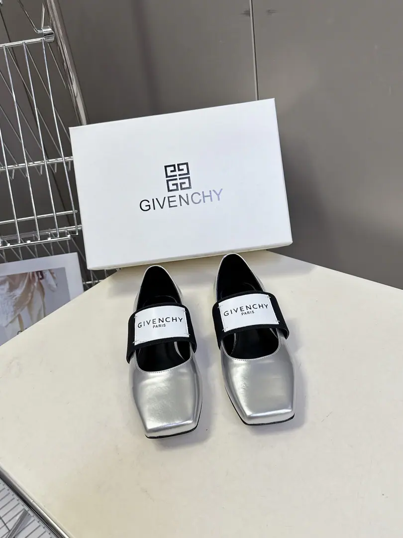 GivenchyThe same thing as the Qifan Shinan.Sliced SquareA ballerina flats. The superstar fashion masters grow grass. Cutting Head, Easy and elegant.. It's a combination of style and extreme comfort., Flexure tape”GIVENCHYPARIS“Marking, Personality.. With skirts and suit and panty pants., It's perfect for the grace of ballet shoes in different styles., Take pictures of the film. The shoes were imported in original form and painted./Mirror cow skin., I'll put my foot on the skin inside., ItalyAThat's a big one.Size: 35-41（40.41I'll make sure I don't change it.）