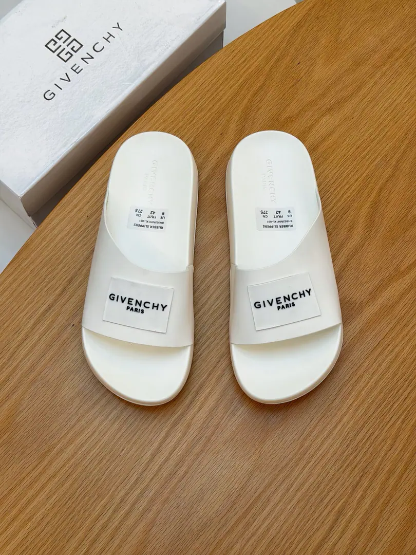 《GIVENCHY》Gifian Fashion Man slippers. It's very comfortable with your feet., Big name star's favorite luxury.. Emboss Stereotype, A classic, classy and perfect combination.. Show you the noblest of men.. New Colour Match, New visual impact👋👋👋 Codes: 38--45 8Colour Optional