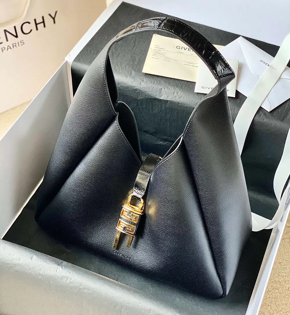 Batch GivenchyThe Chifanshi Summers New Money.G-HOBOHandbag. You can't not be unaware of the new money. 4GHang on., The vagrant bag type. It's a great sense of excellence. It's practical and practical. The whole thing is full of calf skin. It's a very high quality. The handle and the button. Cow skin crushing alligator skin. Search the number.: 19926. Dimensions:31*15*43
