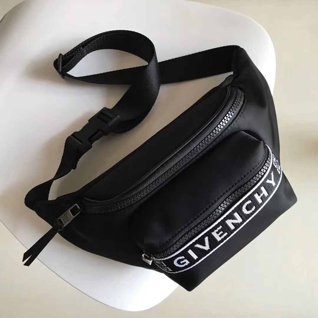 Batch. GIVENC- The waist bag./Chestbag.（size:33x9x12cm）Nironb Production, The owner is constructed as the main zipper and a little zipper pocket on the front.. Black leather zipper., Black canvas can adjust shoulder belts., It's for a pocket bag and a bag., Applicable to men and women.
