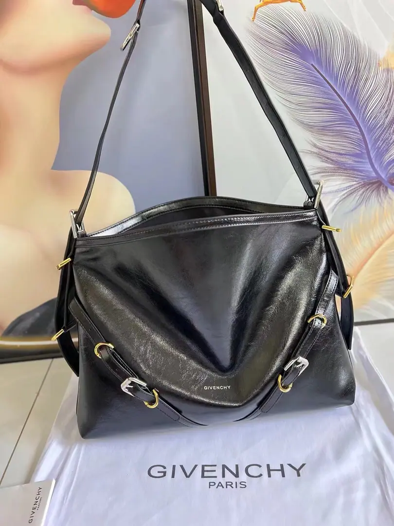 Batch The top of the van Shige.VoyouPut the armpit in your bag. Newly introduced latest handbagVOYOU, You're the only one who can do it.🤔Soften leather, Packet Simple, It's light and heavy. Shoulder belts can be adjusted at will. With cool, bike wind., It's a blast. It's a good-looking one. A proper dimpled Godpiece.+It's extremely functional.‼️ Medium Size: Long40xHigh27xKuan6.5cm Search the number.: 19927