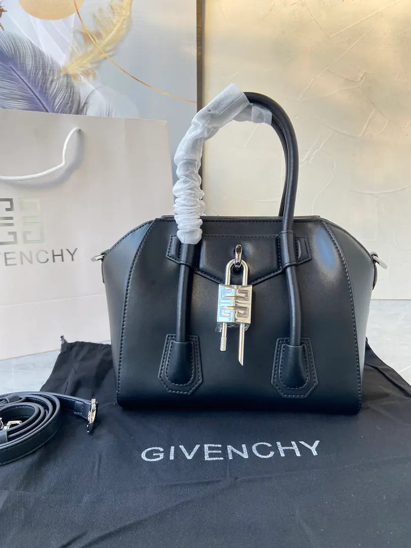 Batch GivenchyThe latest classic of the Kifwanshi.Antignoa！The geometry of the shape., It's hard to be unloved., We'll have to get out of the circle., Turn around and blow the money.！Both men and women.！♪ And you can cross ♪, Capacity practical！You must buy this bag.！Will you,！💘💘💘 Dimensions: 23x27x13