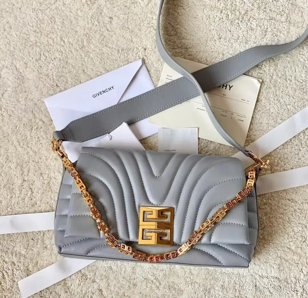 Batch Top First ListGivenchyThe latest Queen's., 4GSOFT BAGUETTE The latest stunbag., Classic and fashionable..For everyday life and for white collars. Use full steel hardware. Top sheep skin. Only by being copied. Never been overtaken. You know what you're doing. size: 25*15*6