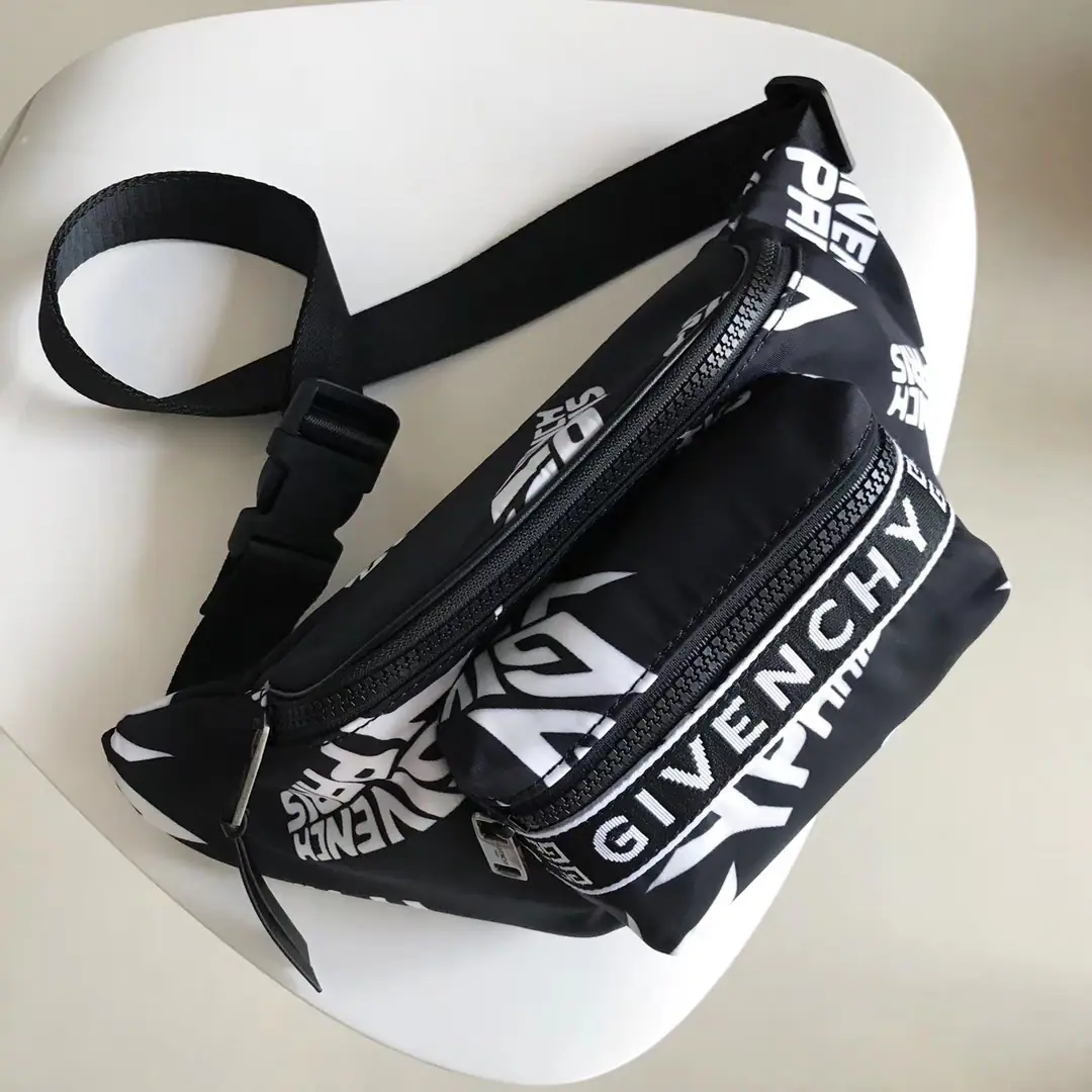 Batch. GIVENC- The waist bag./Chestbag.（size:33x9x12cm）Nironb Production, The owner is constructed as the main zipper and a little zipper pocket on the front.. Black leather zipper., Black canvas can adjust shoulder belts., It's for a pocket bag and a bag., Applicable to men and women.