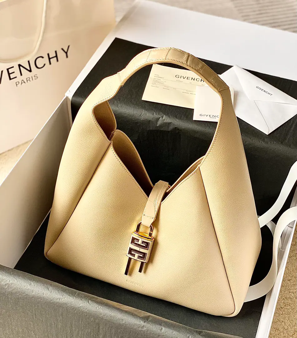 Batch GivenchyThe Chifanshi Summers New Money.G-HOBOHandbag. You can't not be unaware of the new money. 4GHang on., The vagrant bag type. It's a great sense of excellence. It's practical and practical. The whole thing is full of calf skin. It's a very high quality. The handle and the button. Cow skin crushing alligator skin. Search the number.: 19926. Dimensions:31*15*43