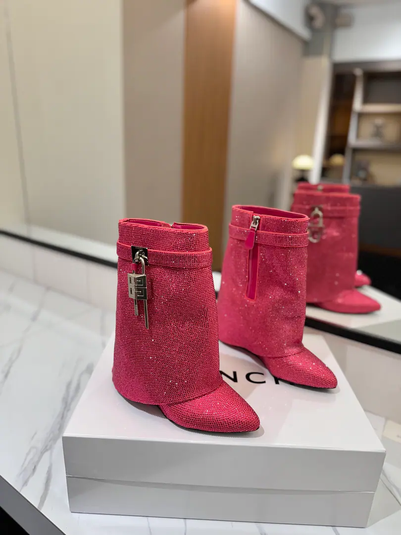 Counter-grade custom version GIVENCHY2026/𝐒𝐒 𝐧𝐞𝐰 The new Au Xiao is a high and short boot., Marketed maximum version Kifanshi. Lock button More than 30,000 diamonds. The whole fashion circle.‼️ Original development shoe super-generate ‼️Highest Return Shoes ‼️ It's very packaged. Thin. Advanced Super cozy. ‼️ Shoe.: Import over-floating（💯The cold and the damp can't get rid of the drill.👍） Uchi.: Cowskin. Customize private template logoLogoLock button The buttons are pure silver., Pure gold., The gold and silver mix., Just put the notes on the list. Heel.: Private Templates He's tall.8.5cm Otsumi!: That's a big import. Codes: 35-39【34.40/41:42/Custom without re-offer】