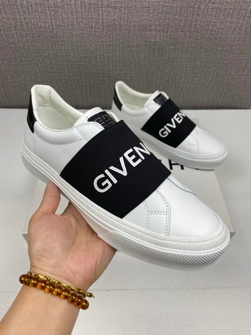 Sell (New paragraph) Trademarks: GiVSports shoes Codes: 38/44（45．46No re-election.） Materials: Skins with colored sneakers., Press 3D4G LOGOPattern The shoe-tucks are wearing a color stamp.GIVENCHY PARISMark Black wide car letter loosed. The back side is painted with a colored cow leather., GIVENCHY PARISMark The inside of the leather., I'm not sure.GIVENCHY 4GMark