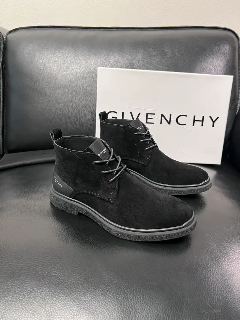 Givenchy High Quality Top-level craft Kifanshi. Boot cabinets synchronized with original plant configuration, Italian imports of cattle and flour., A private model of the whole shoe parts., Soft and cozy web-painted mats., Shoes under the sole.: The original factory is super comfortable with the original., The original factory and the single., Welcome to the comparison., Codes 39-44 (Make a reservation. 38 45 )
