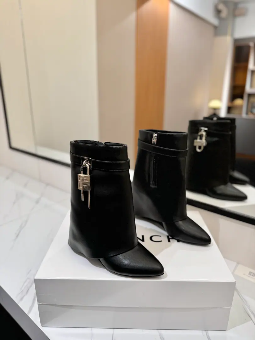Counter-grade custom version GIVENCHY2026/𝐒𝐒 𝐧𝐞𝐰 New high and boots., Marketed maximum version Kifanshi. Lock button The whole fashion circle.‼️ Original development shoe super-generate ‼️Highest Return Shoes ‼️ It's very packaged. Thin. Advanced Super cozy. ‼️ Shoe.: Powder skin. Uchi.: Cowskin. Customize private template logoLogoLock button The buttons are pure silver., Pure gold., The gold and silver mix., Just put the notes on the list. Heel.: Private Templates He's tall.8.5cm Otsumi!: That's a big import. Codes: 35-40【34.40/41:42/Custom without re-offer】