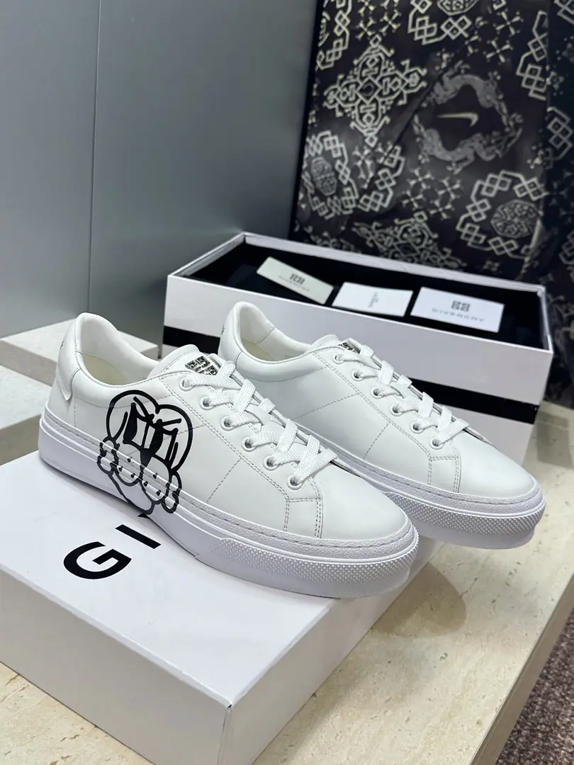 Plant prices: Female size Men+20 Top GIVENCHY 2026Spring and summer's classic couple money with four seasons of leisure shoes. The Kifansi alphabet.logoThe hardware is tied to the bottom of the round and the colored sports skateboards. Material:I'll import a cow's skin on my shoe.+In the skin of the watered cow.+Original OpenTpuOtsumi! Size: Female size35-41(40.41Custom without re-offer) Men38-46(38.45.46Customize or not change）