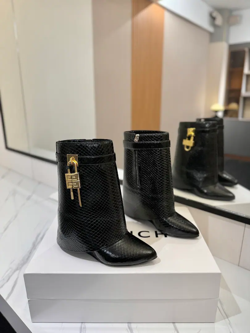 Counter-grade custom version GIVENCHYKifanshi. Shark Lock Series Hang on. Short boots. New paragraph, Marketed maximum version👍👍👍 Kifanshi. Lock button The whole fashion circle.‼️ Original development shoe super-generate ‼️Highest Return Shoes ‼️ It's very packaged. Thin. Advanced Super cozy. ‼️ Shoe.: Snake skin. Uchi.: Cowskin. Customize private template logoLogoLock button The buttons are pure silver., Pure gold., The gold and silver mix., Just put the notes on the list. Heel.: Private Templates He's tall.8.5cm Otsumi!: That's a big import. Codes: 35-40【34.40/41:42/Custom without re-offer】