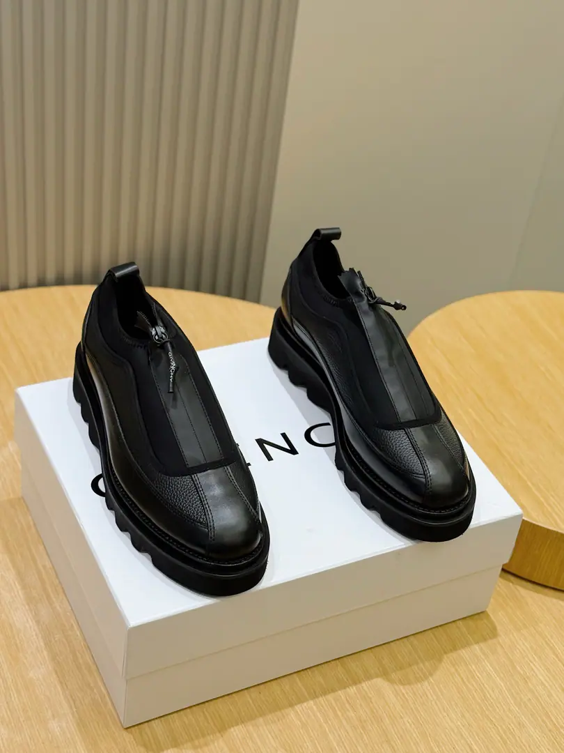 Givenchy- A thick, man-skinning shoe. High quality has always been our quest., I'm on my way to the man's taste., Nice boots., ♪ The glitter of the skin ♪, ♪ From the city's noises ♪, Modern fashion is a male fashion.！ The cow's skin is a Lecter., In the top of the cow's skin.+The original factory is under control. Size:39-44（38.45Make a no-refund order.）